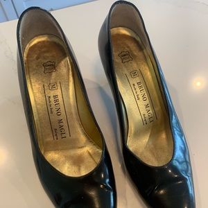 Women’s size 7 Bruno Magli black pumps